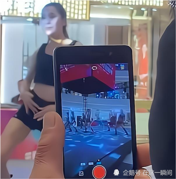 山东女模特穿裤袜短裙热舞大爷用手机录像举半天不知没按键