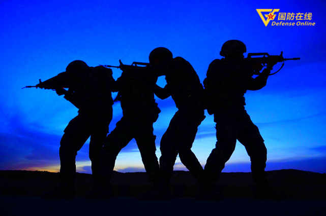 剪影|一起领略光影交错的军营