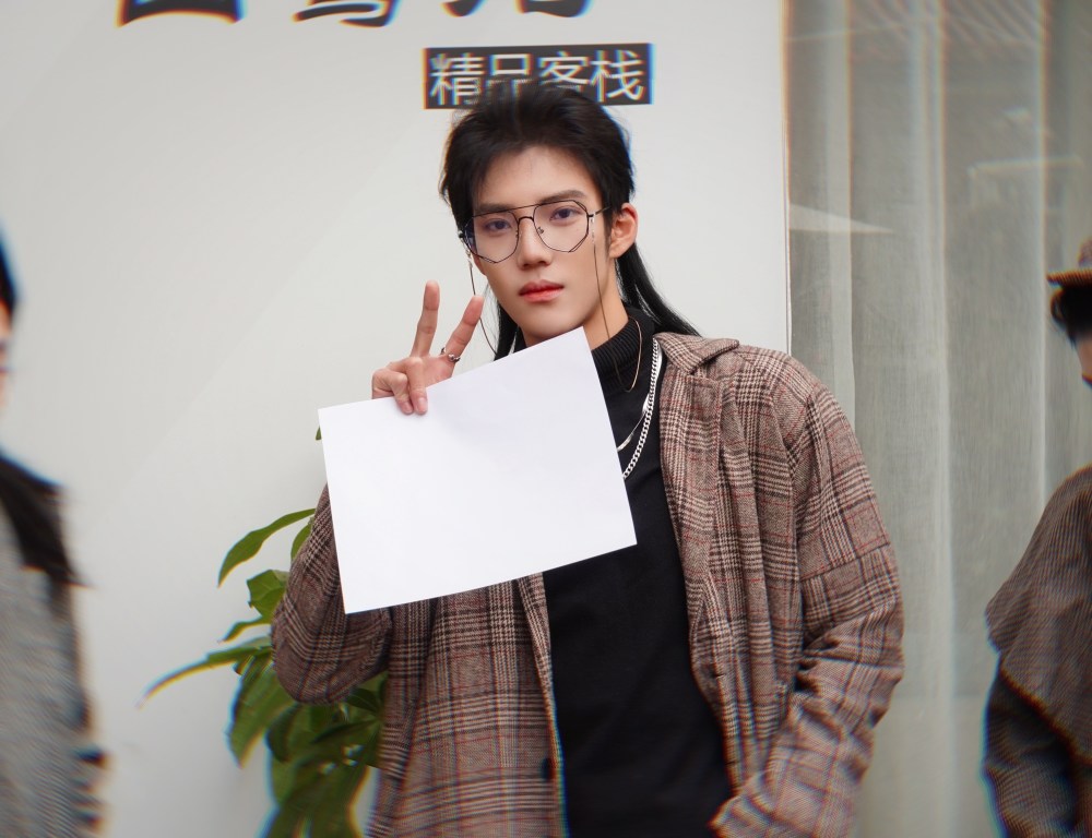 李逸晨《恶魔男团的契约助理》杀青 演绎钓系腹黑天才少年引关注_腾讯新闻