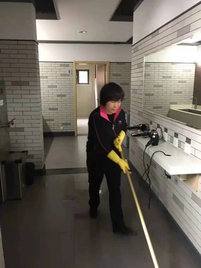 2022年高考首场开考杭城宿管阿姨的这个举动太暖了