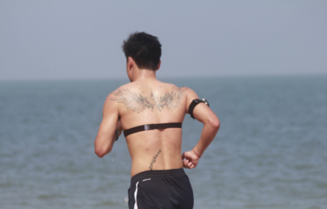 当然,张琳芃等满身纹身的球员入选国足,多多少少还是有些打脸总局.