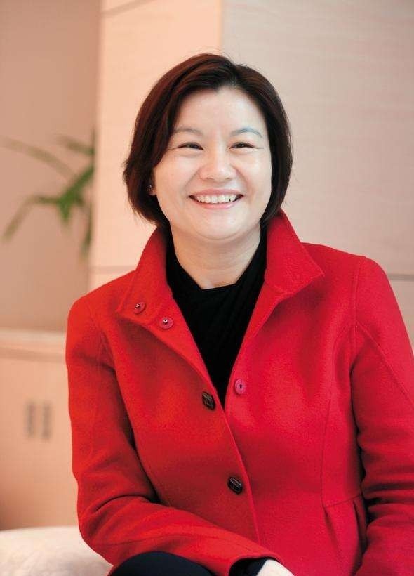 她靠玻璃赚427亿成为女首富早年嫁给老板后改嫁自家司机