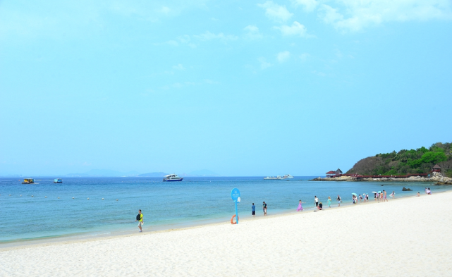 沙灘上,看著海水,聽著海風吹打海浪的聲音,不得不說蜈支洲島是個浪漫