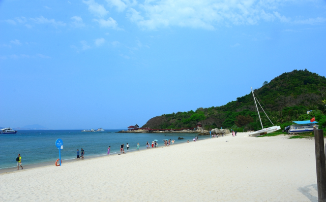 沙灘上,看著海水,聽著海風吹打海浪的聲音,不得不說蜈支洲島是個浪漫