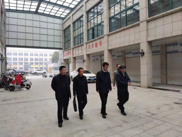 安义县人民政府副县长万飞,县供销合作社主任刘凤生,县自然资源局局长