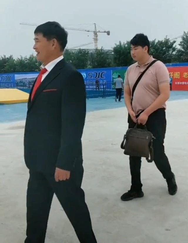 大衣哥儿子为何口齿不清?不光是天生缺陷,堂哥直播间道出真相