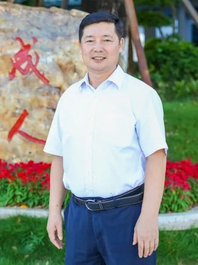 高妙添,何云,李唯3位校长获评市首批特级正校长居全市各区之首首批