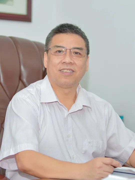 高妙添,何云,李唯3位校长获评市首批特级正校长居全市各区之首首批