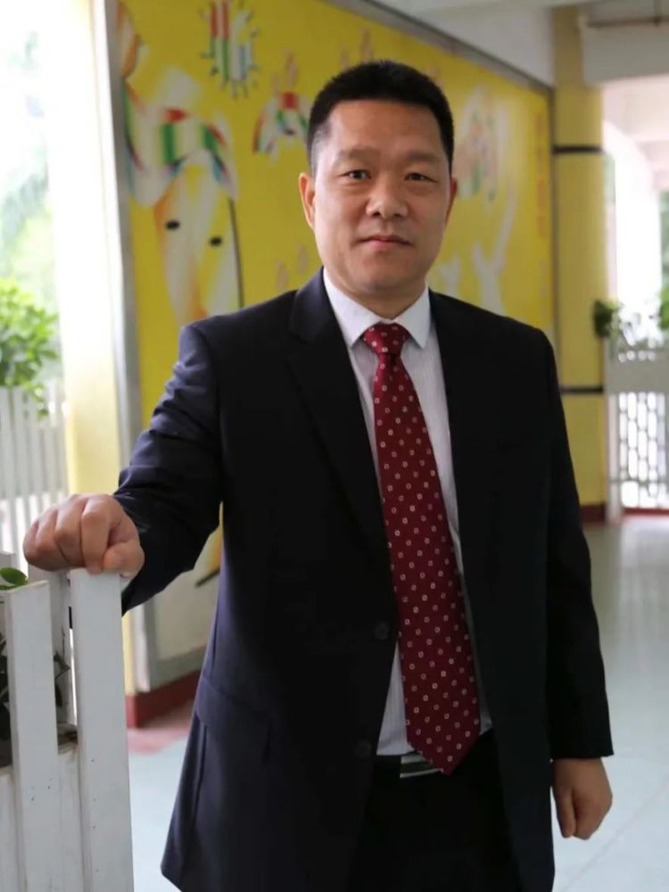 高妙添,何云,李唯3位校长获评市首批特级正校长居全市各区之首首批