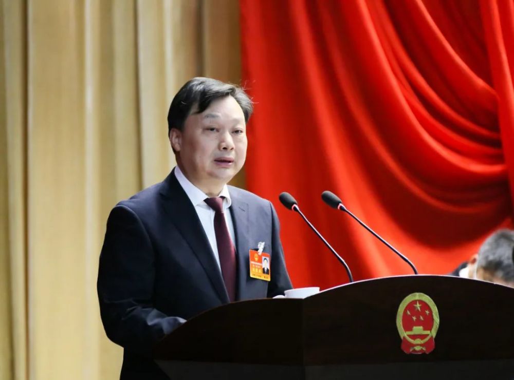 夏卫东受市四届人大常委会委托,向大会报告工作.