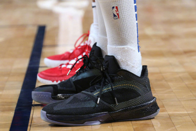 球鞋上脚维金斯穿大三角欧文穿kyrie3