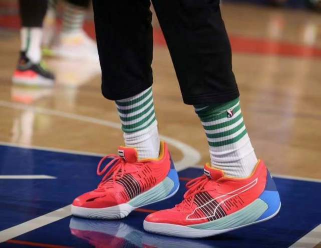 球鞋上脚维金斯穿大三角欧文穿kyrie3
