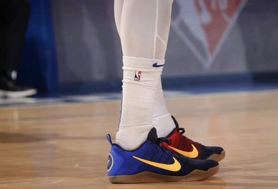 球鞋上脚:维金斯穿大三角,欧文穿kyrie3_腾讯新闻