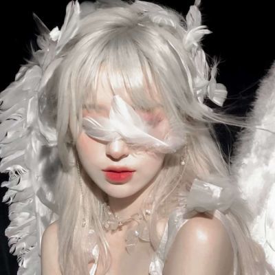 头像又纯又欲的女孩爱笑吗