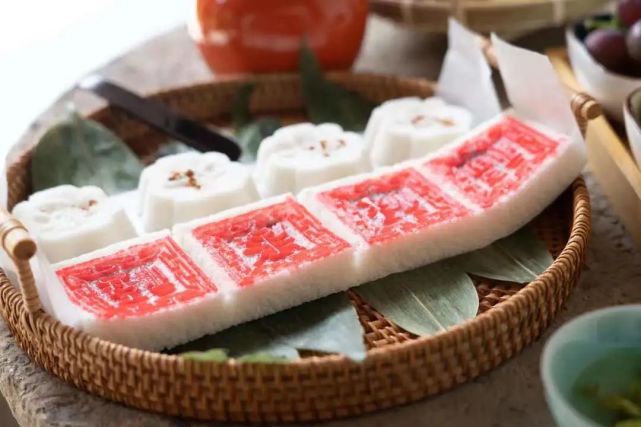 范仲淹家贫,用结块的方粥充饥,取名"白云糕",好友石梅卿知道了,叫人用