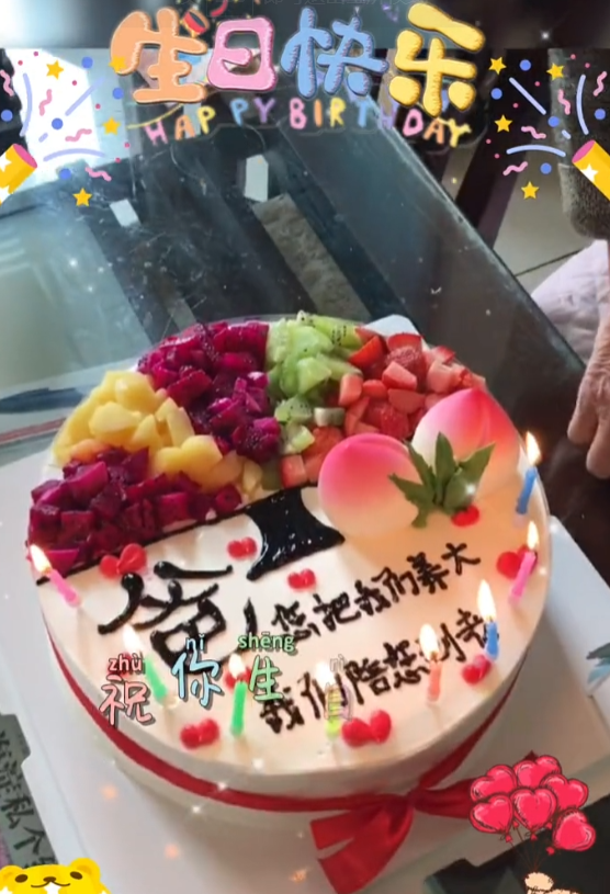 48岁牛莉为父亲庆生两人贴脸互动感情好父亲一头白发面色红润