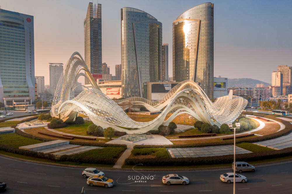 光谷广场为何被称为"宇宙中心"?是武汉人自嗨还是真有实力_腾讯新闻