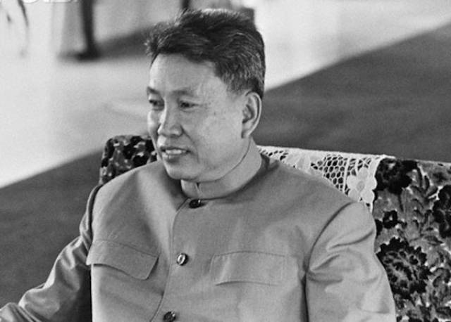 波尔布特为人低调,和西哈努克合影也要躲到一边