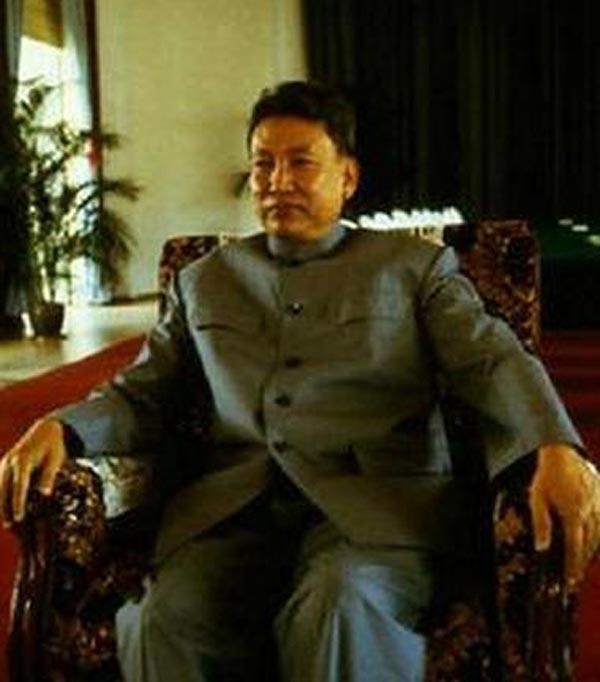 波尔布特为人低调,和西哈努克合影也要躲到一边
