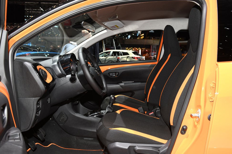 丰田aygo实车到店时尚感爆棚竞争飞度落地6万够威风