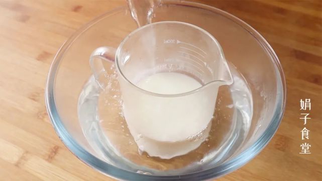 1,现在天气比较冷,牛奶隔水加热一下再和面,有利于发酵.