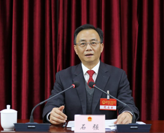 1月6日下午,县委书记石强来到县十八届人大一次会议第一代表团,与代表