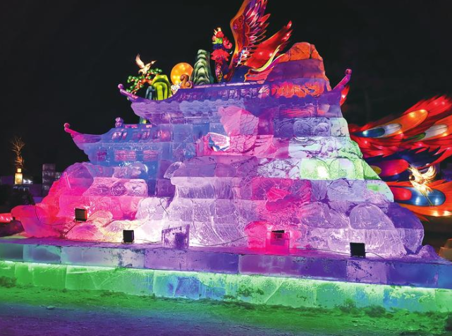 长春市南湖公园部分冰雕已亮灯