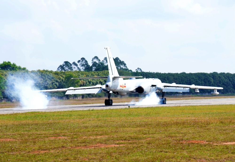 轰炸机升空南部战区海军航空兵某团火热开训