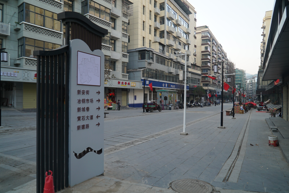 "黄石市西塞山区上窑社区书记刘丹介绍,过去破败不堪的街区,现在美化