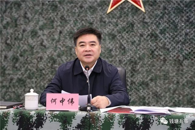 会上,舟山警备区大校政治委员吕社生传达省委议军会议精神,宣读警备区