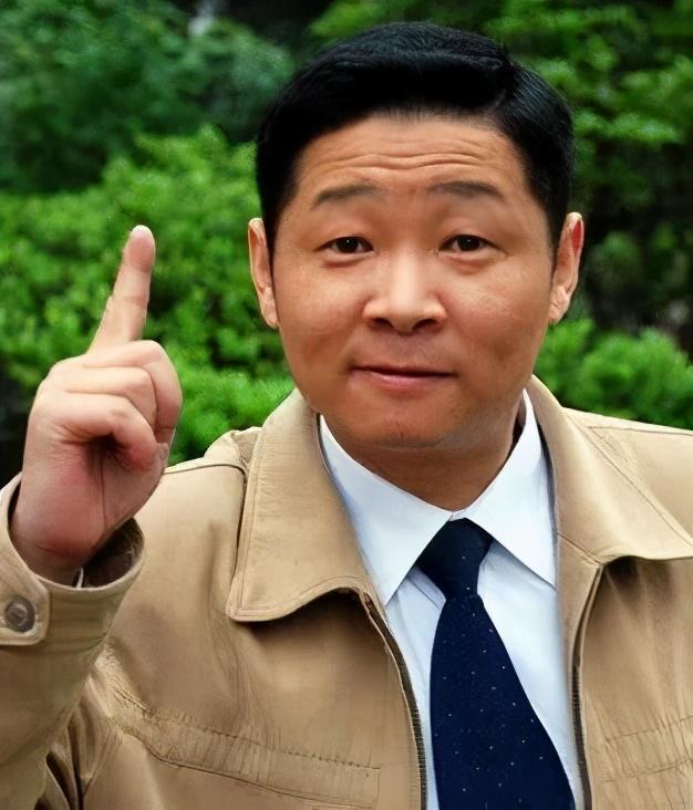 "三德子"赵亮:1.7米娶小16岁高挑娇妻,13年靠养鸡赚亿万身家