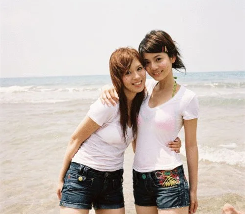 2002年,由刘品言和曾之乔两人组成了双人组合sweety,刘品言就是《仙剑