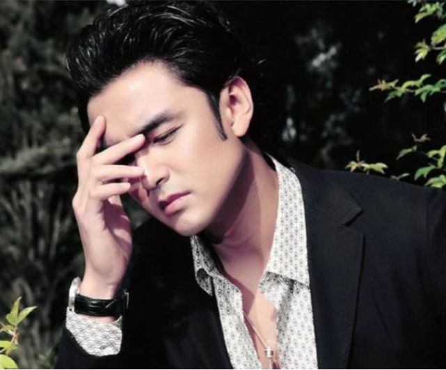 出道那年,经纪人孙德荣说这个名字不好,给他换了一个名字,叫明道,寓意