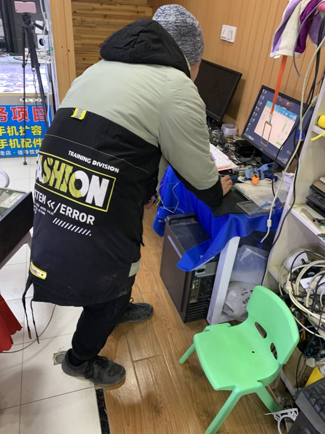 小伙带三台电脑来变现我能赚3000元都不敢要这情况谁敢收