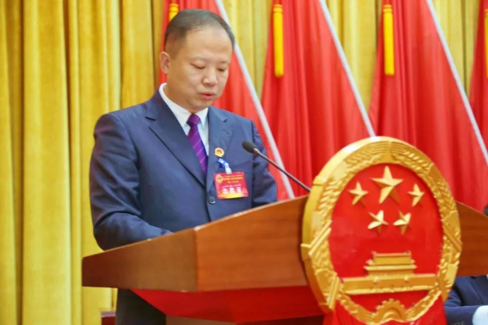 受库车市人民政府委托,库车市人民政府常务副市长王松鹤向大会作库车