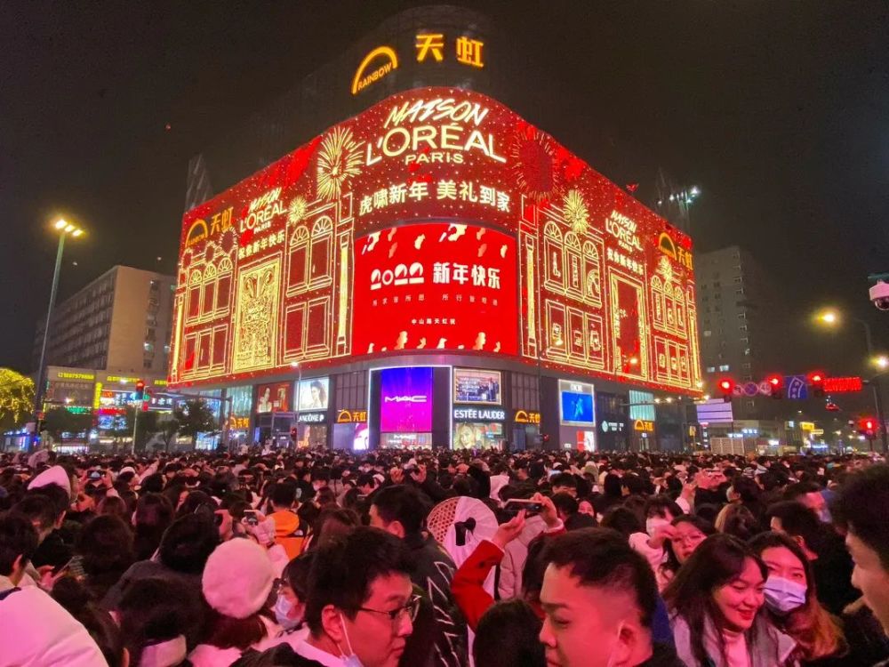 对于中山天虹策划部的王玉而言,这场跨年活动是一场不小的挑战.