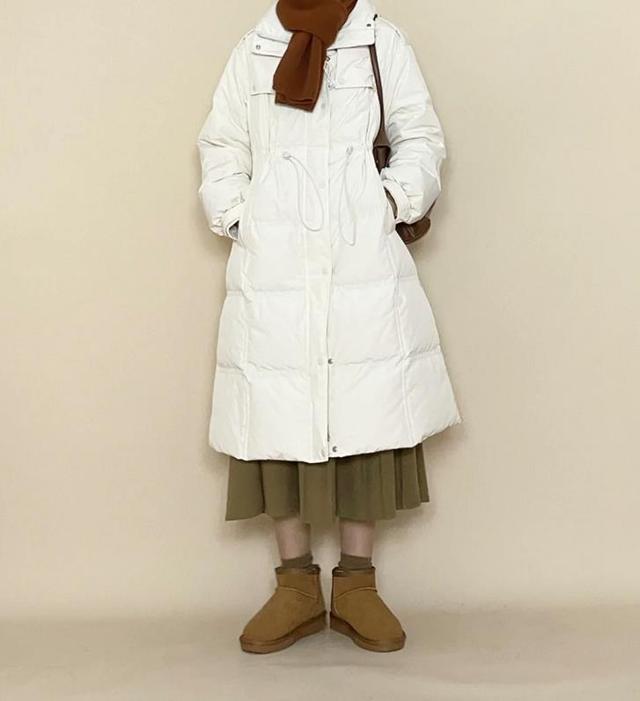 谁说小个子不适合穿长款羽绒服?冬季照她这么穿,显高又时尚