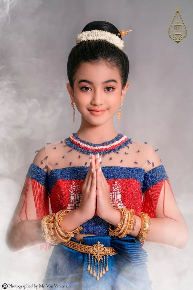 10岁掌握5国语言,颜值惊艳的柬埔寨"网红"小公主出中文歌了!