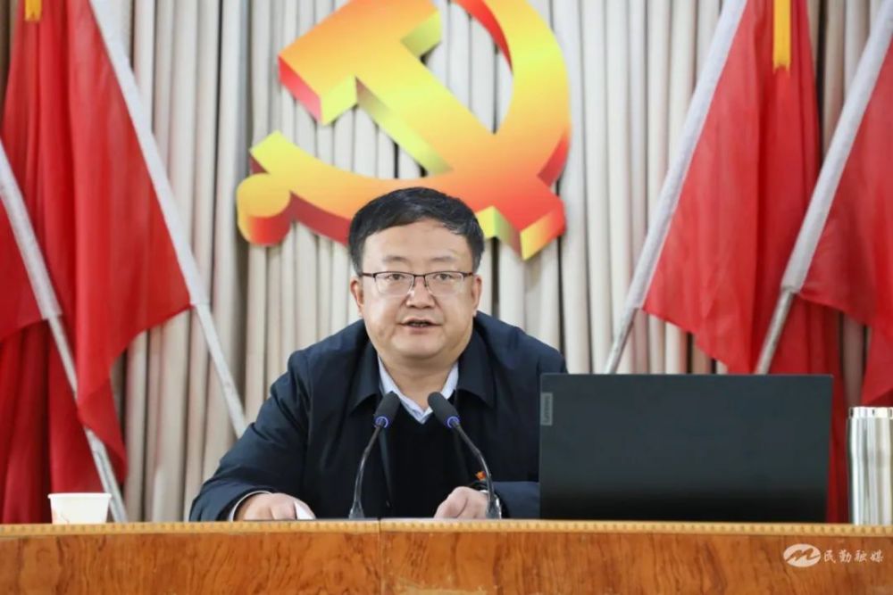 1月7日,县委书记李万权在东湖镇宣讲党的十九届六