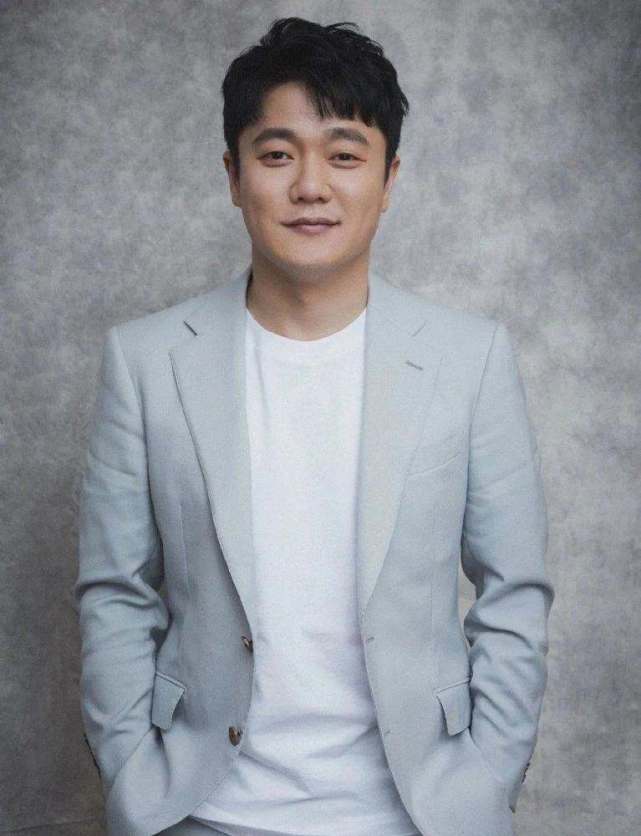 早在上北电那会儿,肖央就总被同学找去参演期末作品,理由是她长得像个