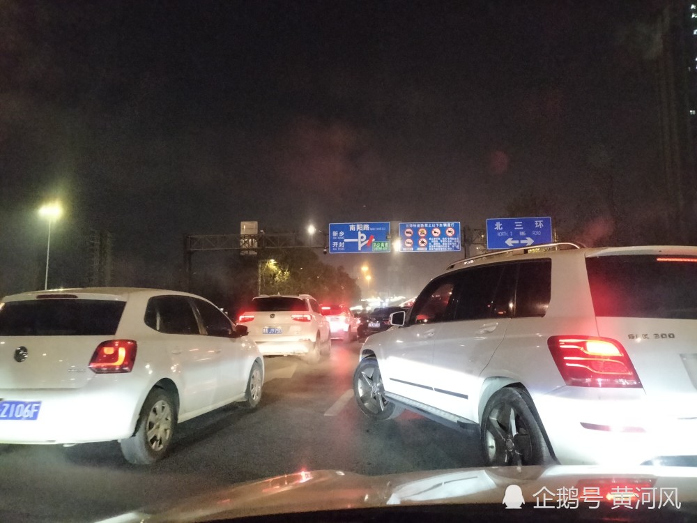 1月7日晚郑州市南阳路北三环立交桥堵车严重
