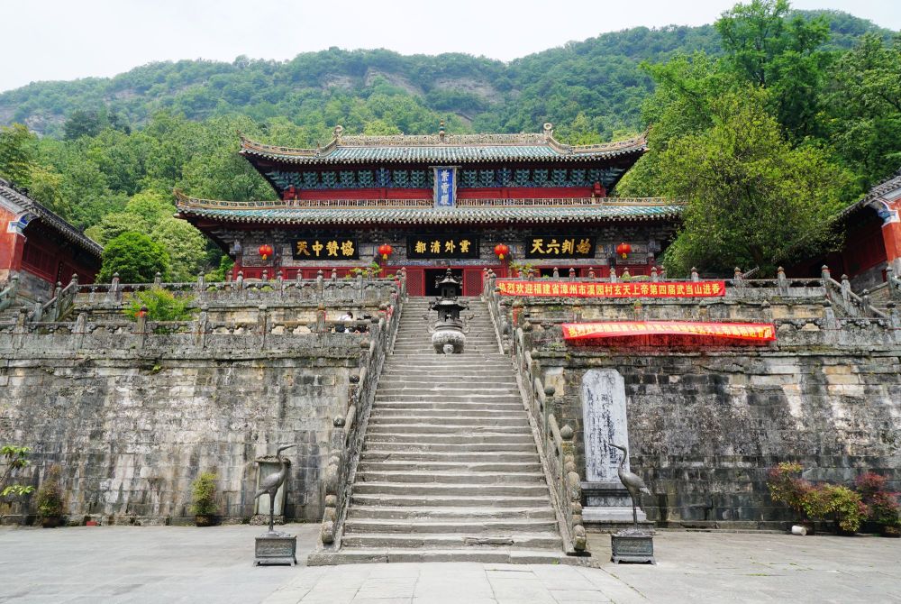 紫霄宫天柱峰下的风水宝地武当山现存最完善的宫殿之一