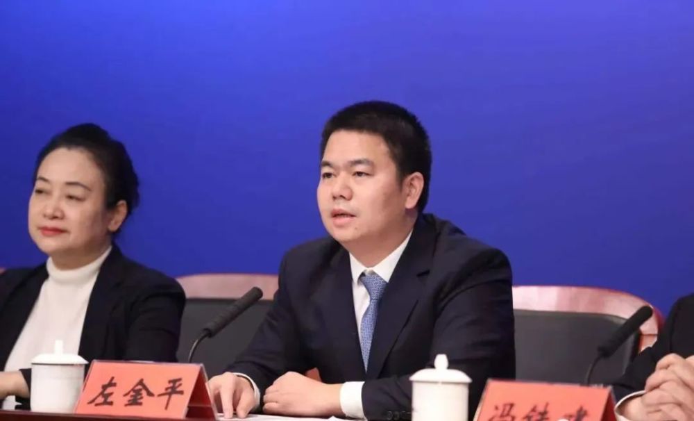 南都记者就相关问题向深圳市罗湖区人民政府常务副区长左金平提问.
