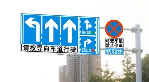 記者注意到,可變車道路口監控杆上增加了可變車道導向箭頭,禁停標誌及