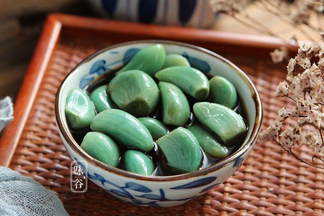 腌腊八蒜时别只会加醋多加这2味蒜又香又脆1天就变绿