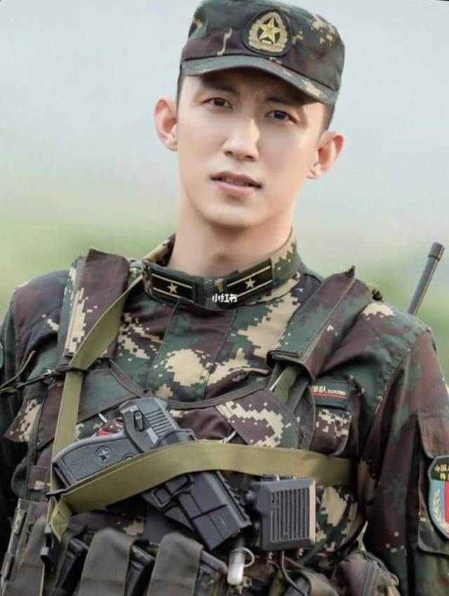 肖战张译一身正气,黄景瑜弯腰驼背,男明星军装仪态各不相同