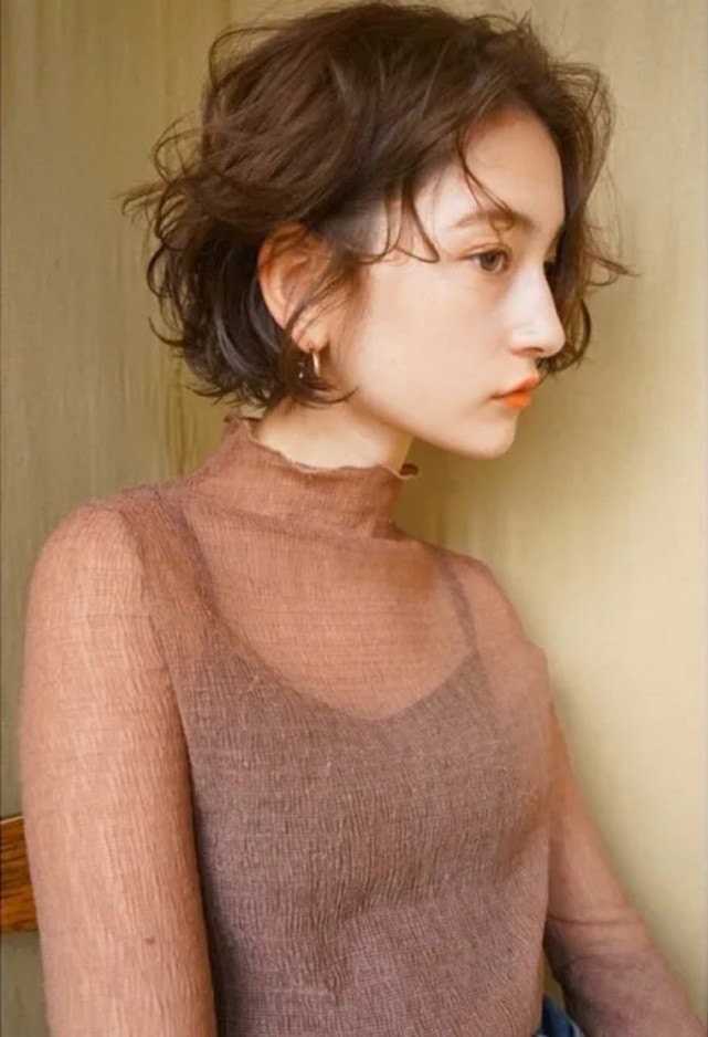 日系慵懒短发女生图片图片