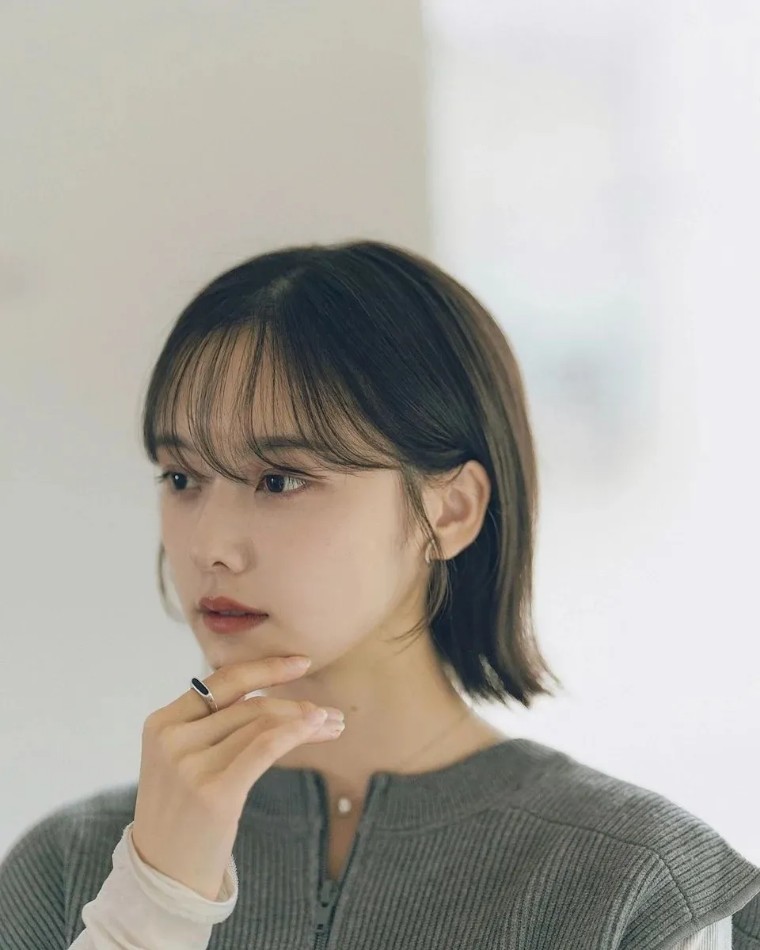 这种发型的标志性特点就是发尾随性向外翘起,营造出自然凌乱感,给人一