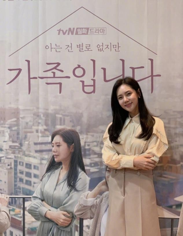 秋瓷炫婚变后首次秀恩爱穿奶奶棉袄老太多素颜出镜大脑门抢眼