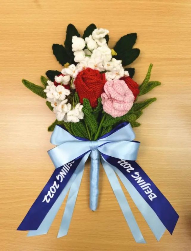 因为她主要负责的冬奥颁奖花束上了微博热搜,很多网友夸赞"人如其名